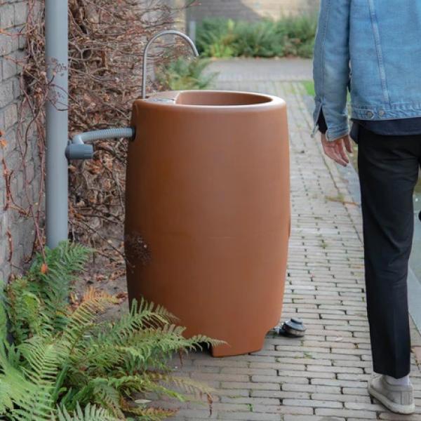 Raintab die Regentonne mit Waschbecken und Fußpumpe
